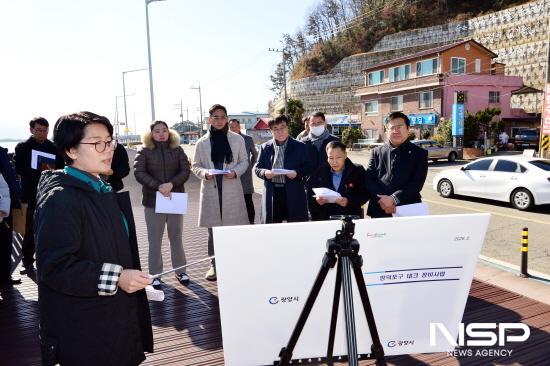 NSP통신-김미란 관광과장 망덕포구 설치된 데크 하자 보수 실태 설명 (사진 = 광양시의회)