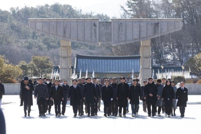 NSP통신-김동연 경기도지사가 관계자들과 함께 국립 5.18민주묘지를 방문하고 있다. (사진 = 경기도)