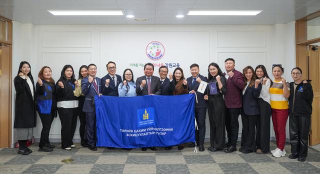 NSP통신-강원도교육청이 몽골 디지털국 대표단과 기념사진 촬영을 하고 있는 모습. (사진 = 강원도교육청)