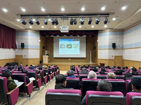 NSP통신-영천시는 13일 농업기술센터 강당에서 농산물우수관리(GAP) 인증을 희망하는 농가 200여 명을 대상으로 농산물우수관리(GAP) 기본교육을 실시했다. (사진 = 영천시)