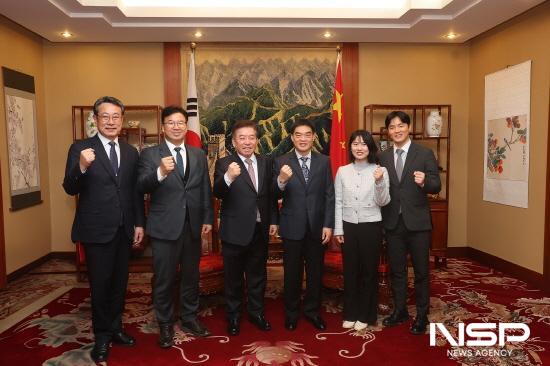NSP통신-구충곤 광양경자청장과 구징치 총영사 기념 찰영 (사진 = 광양만권경제자유구역청)