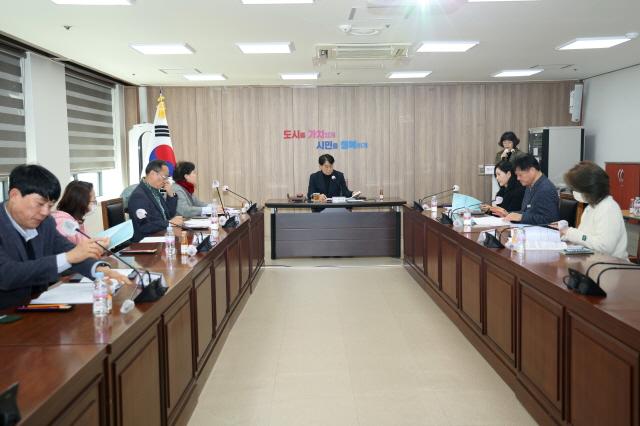 NSP통신-하은호 시장이 13일 시청 소회의실에서 2025년 평생교육협의회를 주재하고 있다. (사진 = 군포시)