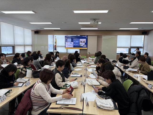 NSP통신-13일 베테랑 팀장이 금곡동 통장들을 대상으로 새빛민원실 운영성과를 발표하는 모습. (사진 = 수원시)