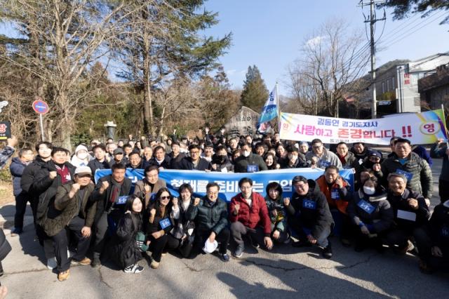 NSP통신-김동연 경기도지사가 참석자들과 함께 기념촬영을 하고 있다. (사진 = 경기도)