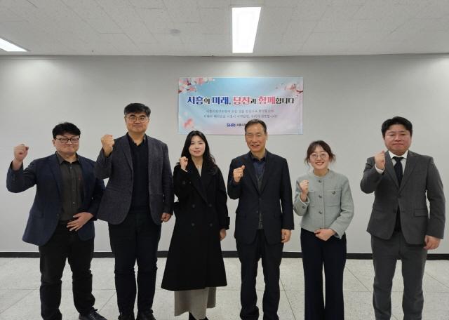 NSP통신-12일 시흥시정연구원에서 신규직원 임용식이 진행됐다. 사진은 신규직원 및 관계자들의 기념촬영 모습. (사진 = 시흥시)