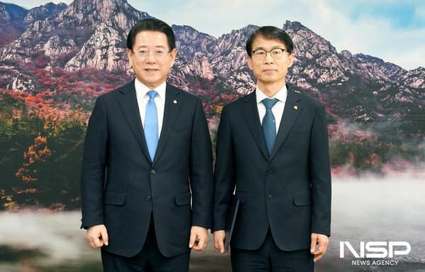 NSP통신-김영록 전라남도지사가 14일 도청 접견실에서 최광식 신임 감사관에게 임명장을 수여하고 기념촬영을 하고 있다. (사진 = 전남도)