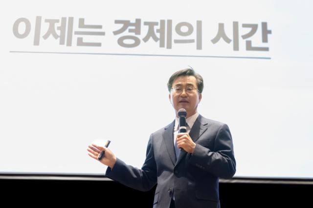 NSP통신-김동연 경기도지사가 광주경영자총협회에서 특강을 진행하고 있다. (사진 = 경기도)