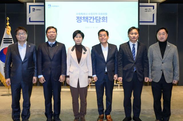 NSP통신-이재준 수원시장이 14일 오전 라마다프라자수원호텔에서 수원 지역 국회의원들과 정책간담회 후 기념촬영을 하고 있다. 사진 왼쪽부터 염태영·김승원·백혜련 국회의원, 이재준 수원시장, 김준혁·김영진 국회의원. (사진 = 수원시)