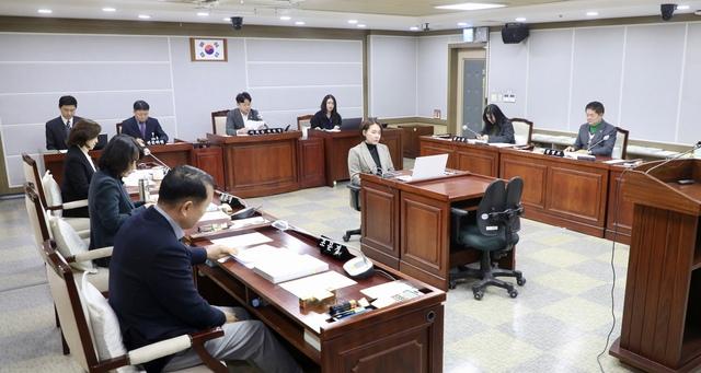 NSP통신-14일 수원시의회 복지안전위원회가 안건심사를 하고 있다. (사진 = 수원시의회)