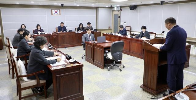 NSP통신-14일 수원시의회 환경안전위원회가 안건심사를 하고 있다. (사진 = 수원시의회)
