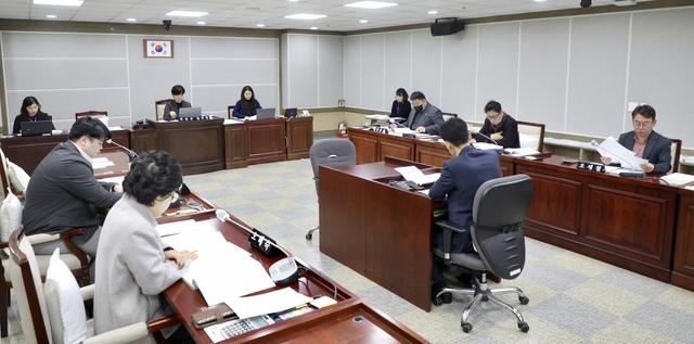 NSP통신-14일 수원시의회 문화체육위원회가 안건심사를 하고 있다. (사진 = 수원시의회)