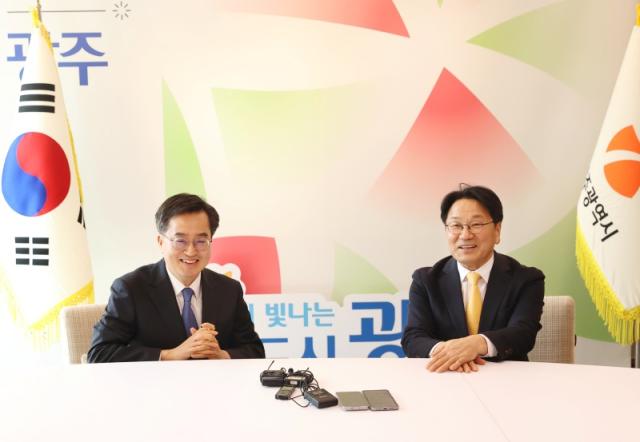 NSP통신-김동연 경기도지사(왼쪽)가 14일 오후 광주광역시청에서 강기정 광주광역시장과 면담을 하고 있다. (사진 = 경기도)
