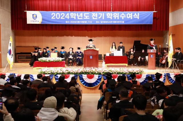 NSP통신-안양대학교 아름다운리더홀에서 오전 11시에 열린 2024학년도 전기 학위수여식 모습. (사진 = 안양대학교)