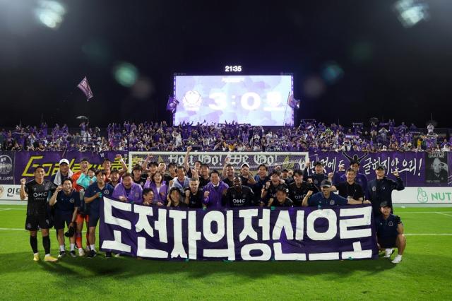 NSP통신-지난해 7월 8일 안양종합운동장에서 FC안양이 천안시티FC에 3대 0으로 승리하고 기념사진을 찍고 있다. (사진 = 안양시)