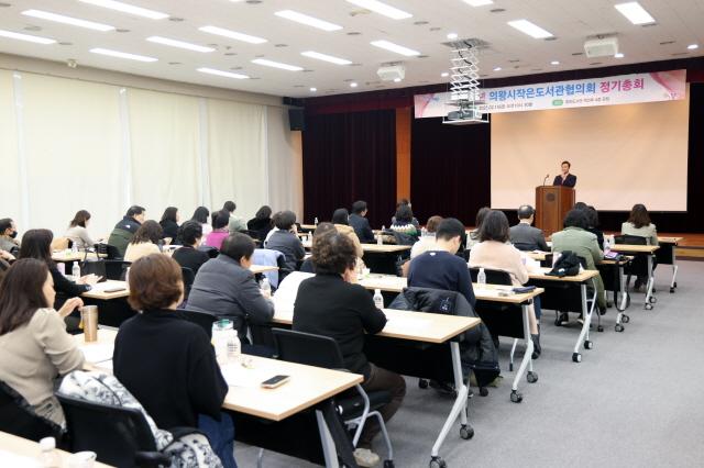 NSP통신-김성제 시장이 14일 중앙도서관 강당에서 작은도서관 관계자 대상으로 열린 2025년 작은도서관 사업 설명회에서 인사말을 하고 있다. (사진 = 의왕시)
