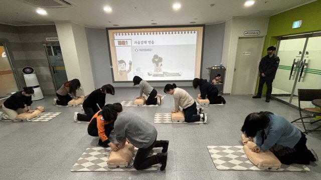 NSP통신-의왕시 의왕교육지원 연계 심폐소생술 프로그램 진행 모습. (사진 = 의왕시)