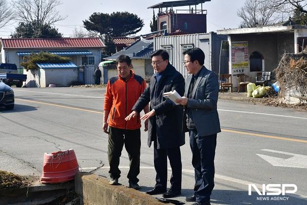 NSP통신-유의식 완주군의회 의장(가운데)이 삼례읍 신금리와 봉동읍 구암리의 배수로 문제 해결을 위한 현장 점검을 실시했다. (사진 = 완주군의회)