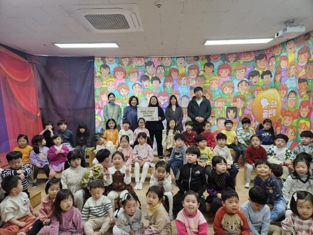 NSP통신-청계동 초록꿈어린이집이 바자회 수익금 기부에 앞서 원아들과 함께 기념촬영을 하고 있다. (사진 = 의왕시)