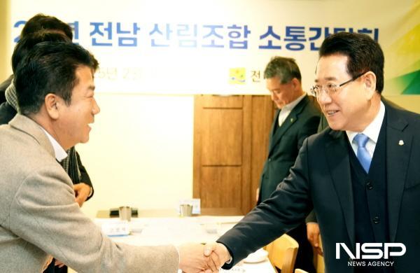 NSP통신-김영록 전라남도지사가 17일 목포에서 열린 2025년 전남 산림조합 소통간담회에 참석, 참석자와 인사를 나누고 있다. (사진 = 전남도)