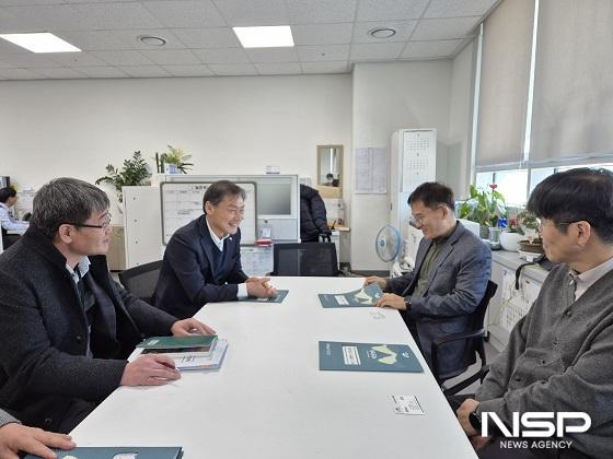 NSP통신-전춘성 진안군수(왼쪽 두번째)가 17일 행안부를 방문해 강성희 재난경감과장(왼쪽 세번째)에게 올해 역점적으로 추진해야할 사업들의 필요성과 당위성을 설명하고 협조를 요청하고 있다. (사진 = 진안군)