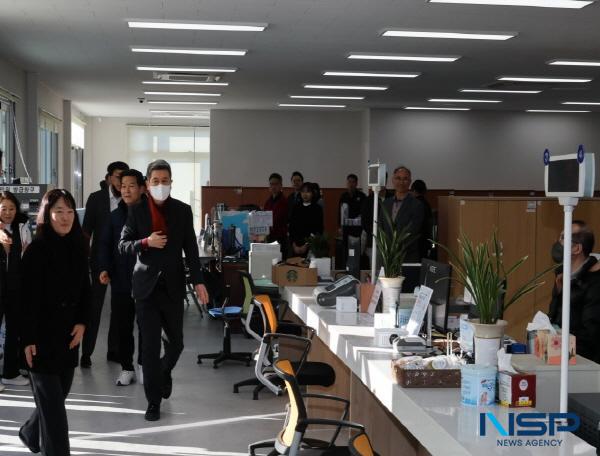 NSP통신-이강덕 포항시장은 오천읍행정복지센터 임시청사의 첫 업무가 시작되는 17일 현장을 직접 방문해 운영 현황을 점검하고 민원 불편 사항을 살폈다. (사진 = 포항시)