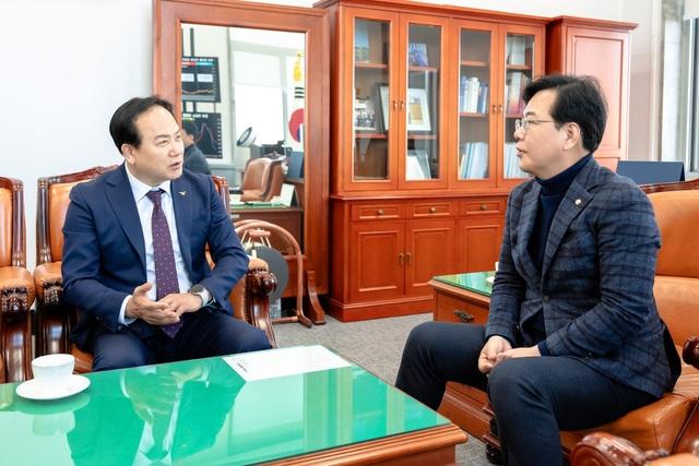 NSP통신-13일 이권재 오산시장(왼쪽)이 송언석 국회의원에게 오산세무지서 신설 필요성에 대해 설명하는 모습. (사진 = 오산시)