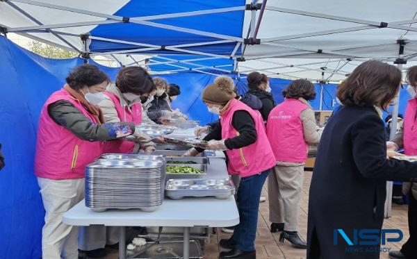 NSP통신-구미시는 지난 17일 구미역 후면광장에서 진행된 대한민국 서포터즈 봉사단의 무료급식 봉사활동에 구미시여성단체협의회 회원 11명이 참여했다고 밝혔다. (사진 = 구미시)