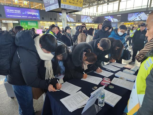 NSP통신-동해선을 이용한 승객들이 설문조사에 응하고 있는 모습. (사진 = 강릉시)