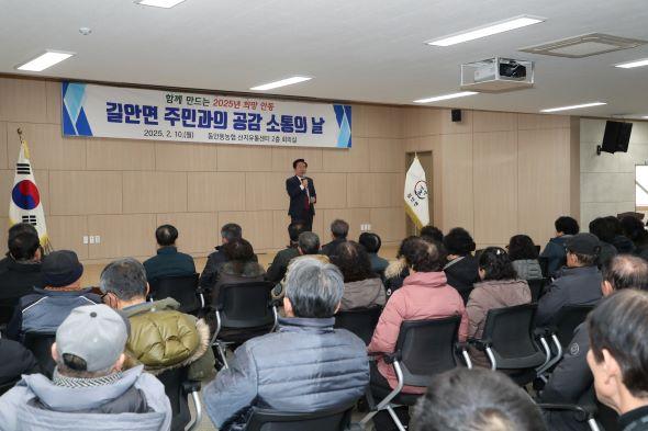 NSP통신-권기창 시장은 시민의 애로사항에 공감하며 해결책을 제시함과 동시에 시설물 일부 보수, 환경 정비 등 즉시 조치 가능한 사항은 해당 부서를 통해 즉시 해결하도록 조치하고 하천 정비 등 예산이 많이 소요되는 건은 순차적으로 해결할 것을 약속했다. (사진 = 안동시)