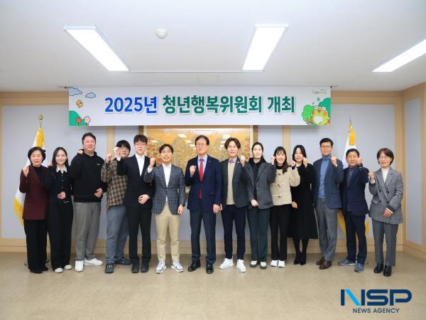 NSP통신-대구 수성구 청년행복위원회가 2025년 첫 정기회의를 개최하고 기념촬영을 하고 있다. (사진 = 대구 수성구)