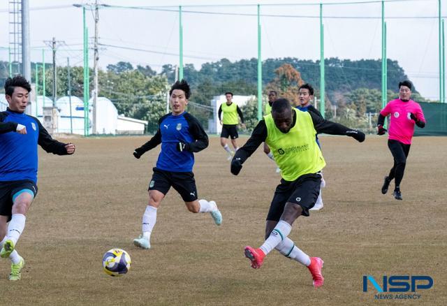 NSP통신-김포FC가 제주도 전진훈련 중 한수원FC와 연습경기를 진행하고 있는 모습. (사진 = 조이호 기자)