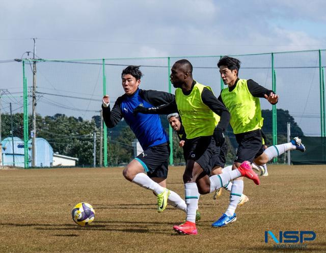 NSP통신-김포FC가 제주도 전진훈련 중 한수원FC와 연습경기를 진행하고 있는 모습. (사진 = 조이호 기자)