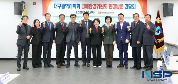 NSP통신-대구시의회 경제환경위원회는 제314회 임시회 기간 중인 20일 올해 첫 현장 방문 일정으로 지역 소재 전통시장인 관문시장과 전통시장진흥재단을 방문해 민생경제 챙기기에 나섰다. (사진 = 대구시의회)