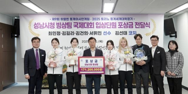 NSP통신-성남시는 하얼빈, 토리노 국제대회에서 입상한 최민정·김길리·김건희·서휘민 선수와 김선태 코치에게 1억7120만원의 포상금을 지급했다. 사진은 포상금 전달식 기념촬영 모습. (사진 = 성남시)