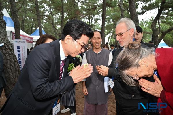 NSP통신-김광열 영덕군수가 국제 H-웰니스 페스타에 참여한 외국인 부부와 인사를 나누고 있다. (사진 = 영덕군)