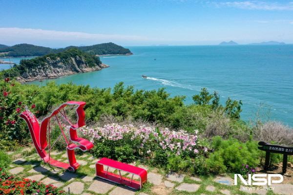 NSP통신-고흥군 쑥섬마을은 난대원시림과 해상 비밀정원, 돌담길이 살아 숨 쉬는 섬마을로 세계가 주목하는 지속가능한 관광 모델이다. (사진 = 고흥군)