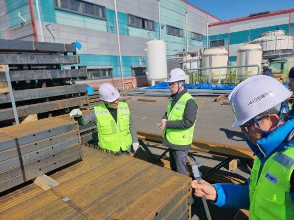 NSP통신-봉화군 임대형 스마트팜단지 스마트 온실 구조물 제작상황 점검, 시공사 그린플러스 본사 공장 방문, 사업일정·자재수급 등 파악 (사진 = 봉화군)