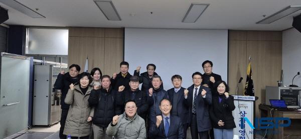 NSP통신-대구사이버대학교와 포항 죽도시장 상가번영회는 지난 19일 포항 죽도시장 상가번영회 사무실에서 상호교류 협약식을 체결했다. (사진 = 대구사이버대학교)