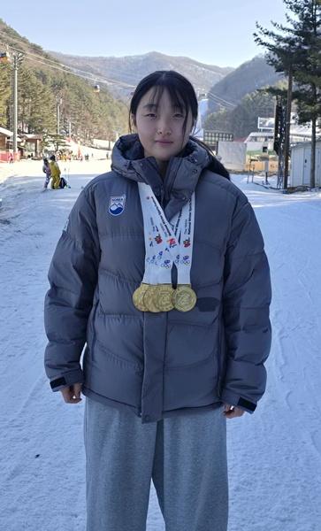 NSP통신-알파인 스키 전 종목에서 금메달을 획득한 여수 삼일중 강다현 선수. (사진 = 전남교육청)