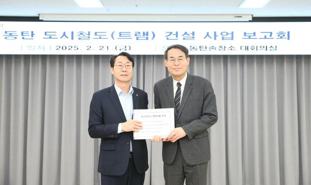 NSP통신-21일 정명근 화성시장(왼쪽)과 강희업 대도시권광역교통위원회 위원장이 기념촬영을 하고 있다. (사진 = 화성시)