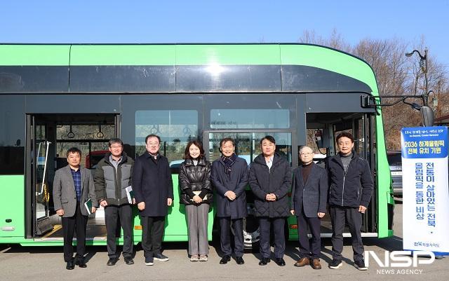 NSP통신-진안군이 20일 전춘성 군수(오른쪽 네번째), 이루라 진안군의회 부의장(오른쪽 다섯번째) 등이 함께한 가운데 전기 저상버스 시승식을 진행했다. (사진 = 진안군)