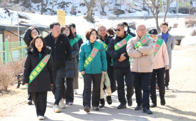 NSP통신-안성시와 안성시 낚시협회가 24일 봄을 맞이해 실시한 환경 오염 방지 및 안전한 낚시 문화를 위한 안전점검에서 김보라 시장을 비롯한 공무원 10여 명이 환경 정화 활동을 하고 있다. (사진 = 안성시)