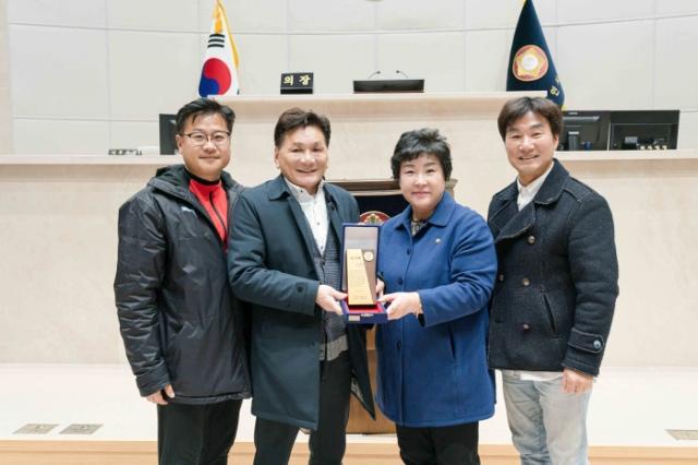 NSP통신-장정순 용인시의원이 21일 수지구 축구 발전에 기여한 공로로 수지구 축구협회로부터 감사패를 받았다. (사진 = 장정순 의원실)