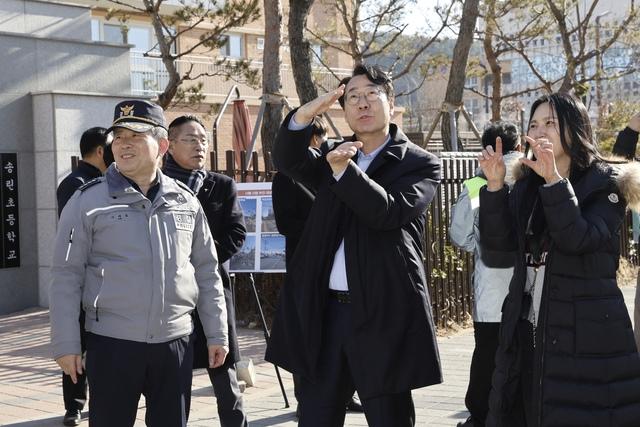 NSP통신-24일 정명근 화성시장(가운데)이 LED 차량신호등 보조장치 시범 사업 현장을 점검하고 있다. (사진 = 화성시)