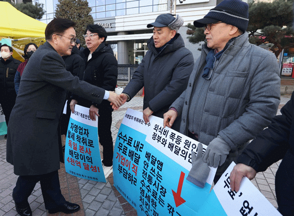 NSP통신-우원식 국회의장이 배달의민족 앞 자영업자 단체의 농성장을 방문해 함께 하고 있다. (사진 = 국회의장 공보 수석실)