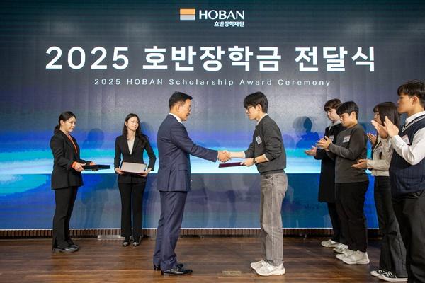 NSP통신-호반장학재단, 2025 호반장학금 전달식 장학증서 수여 모습 사진 (사진 왼쪽 김상열 호반장학재단 이사장) (사진 = 호반그룹)