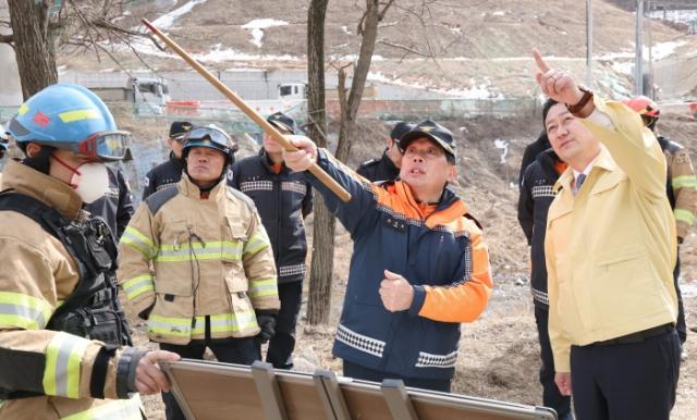 NSP통신-25일 발생한 서울세종고속도로 안성 구간 교량 붕괴 사고 현장을 찾은 김진경 경기도의회 의장이 현장 상황을 점검하고 있다. (사진 = 경기도의회)