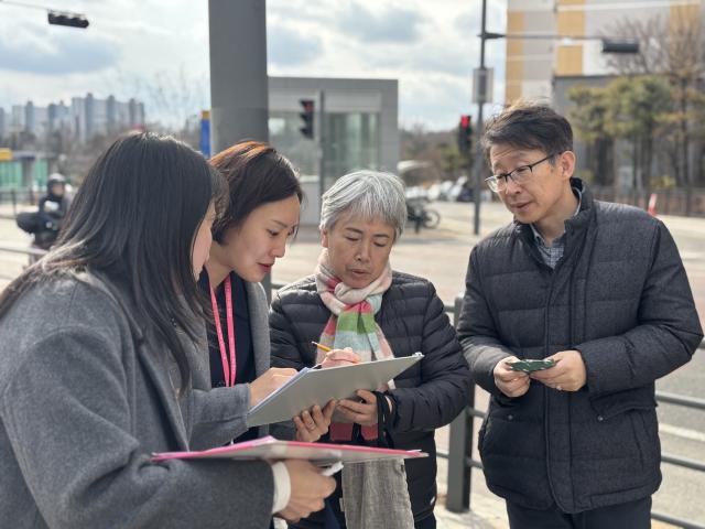 NSP통신-윤경선 수원시의원(오른쪽 두번째)이 오목천연 인근 보행 안전을 점검하는 모습. (사진 = 윤경선의원)