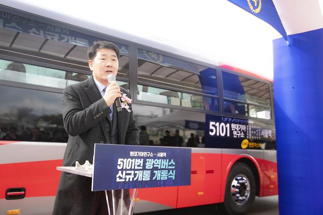 NSP통신-25일 배정수 화성시의회 의장이 광역버스 신규개통식에서 축사를 하고 있다. (사진 = 화성시의회)