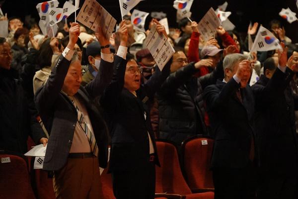 NSP통신-진교훈 서울 강서구청장(앞줄 왼쪽 두 번째)이 강서구민회관에서 열린 상산(常山) 김도연 선생 기념행사에서 태극기를 흔들며 대한독립만세를 외치고 있다. (사진 = 강서구)